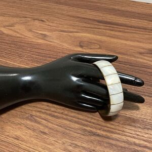 Vintage Mother of Pearl & Brass Bangle Bracelet. 80’s to 90’s.